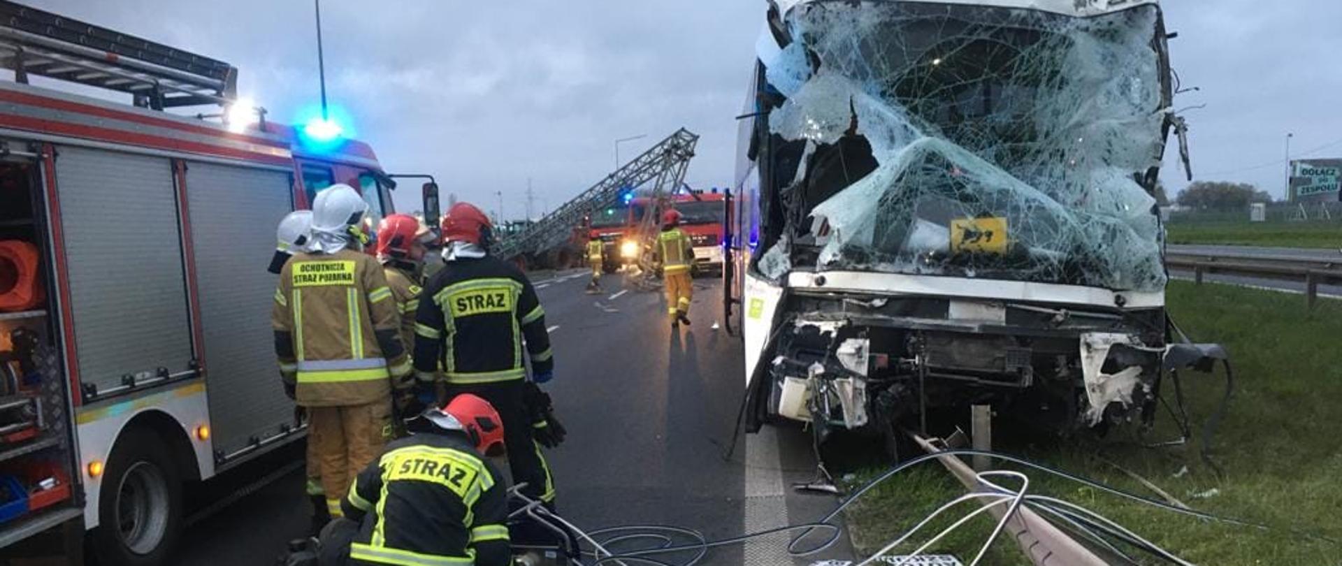 Zderzenie autobusu z ciągnikiem rolniczym