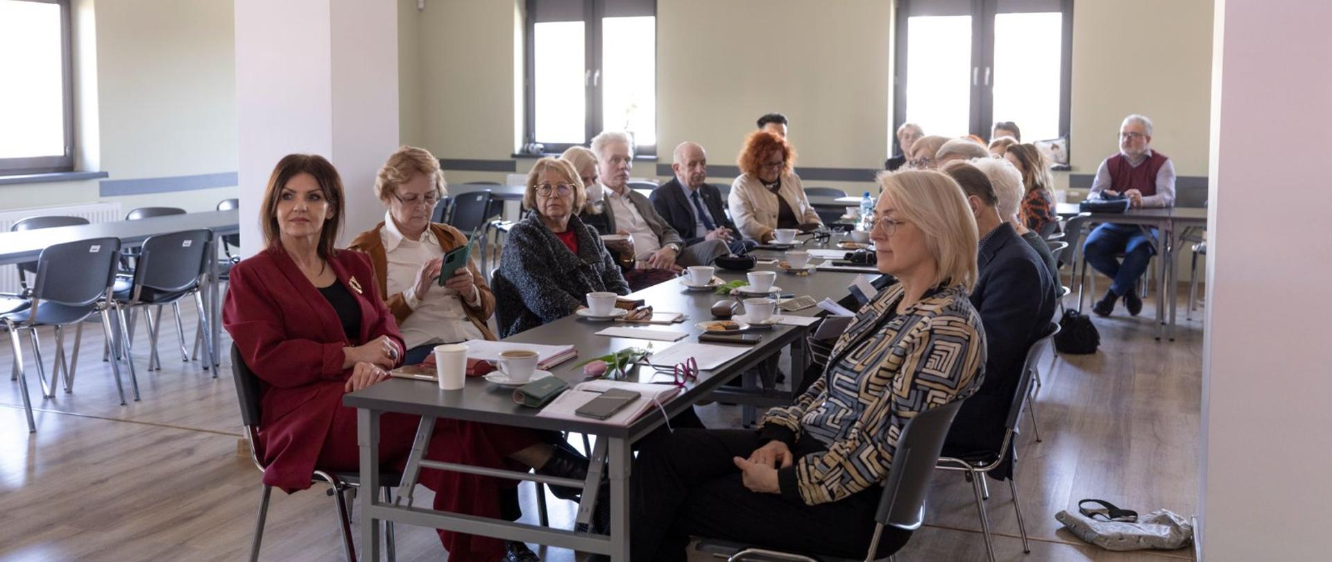 Członkowie Zespołu do spraw Polityki Senioralnej przy Wojewodzie Łódzkim podczas posiedzenia 
