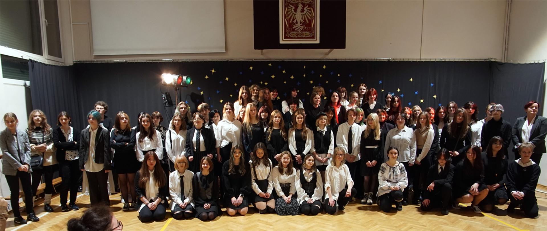 zdjęcie przedstawia wszystkich uczniów klas pierwszych kieleckiego Plastyka. Uczniowie ubrani są odświętnie i na zdjęciu są razem ze swoimi wychowawcami