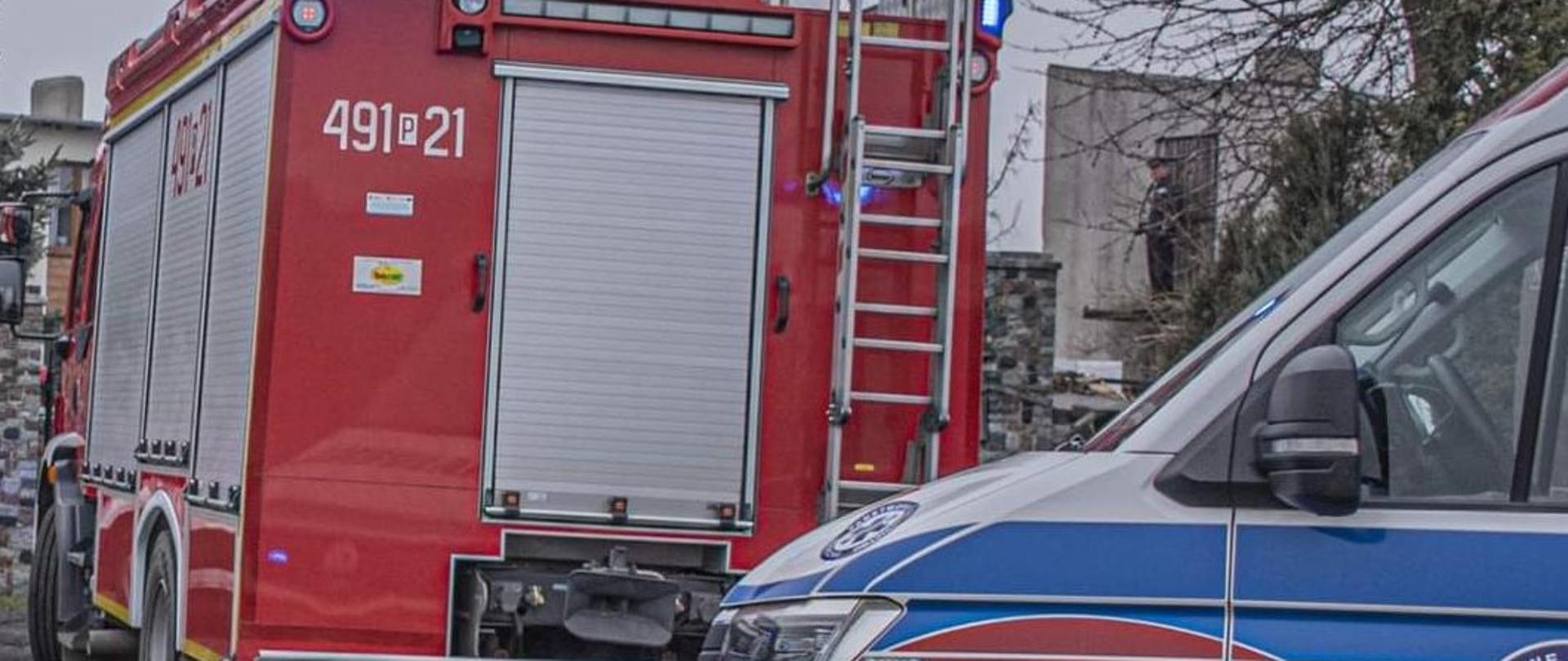 Zdjęcie poglądowe pojazdu strażackiego należącego do Jednostki Ratowniczo-Gaśniczej w Krotoszynie oraz karetki pogotowia. Zdjęcie nawiązuje do zdarzenia w którym wspólne czynności prowadziła obsada PRM oraz strażący z JRG Krotoszyn