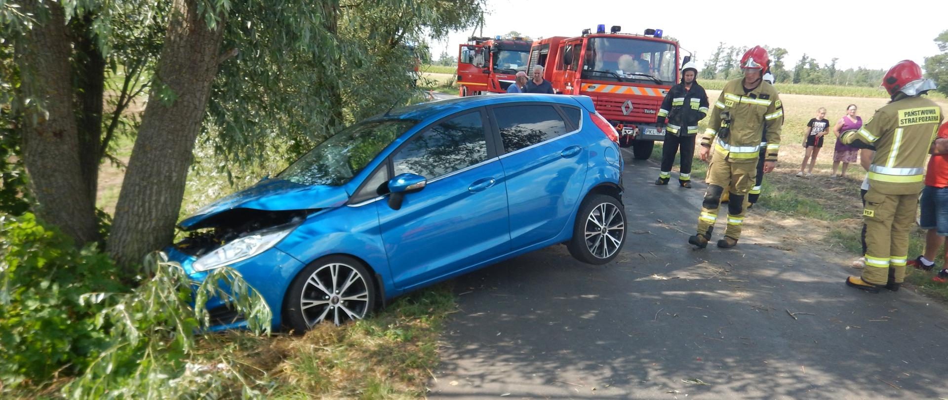 Zdjęcie przedstawia samochód osobowy po wypadku.