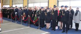 Zaproszeni goście podczas uroczystej zbiórki z okazji pożegnania komendanta 