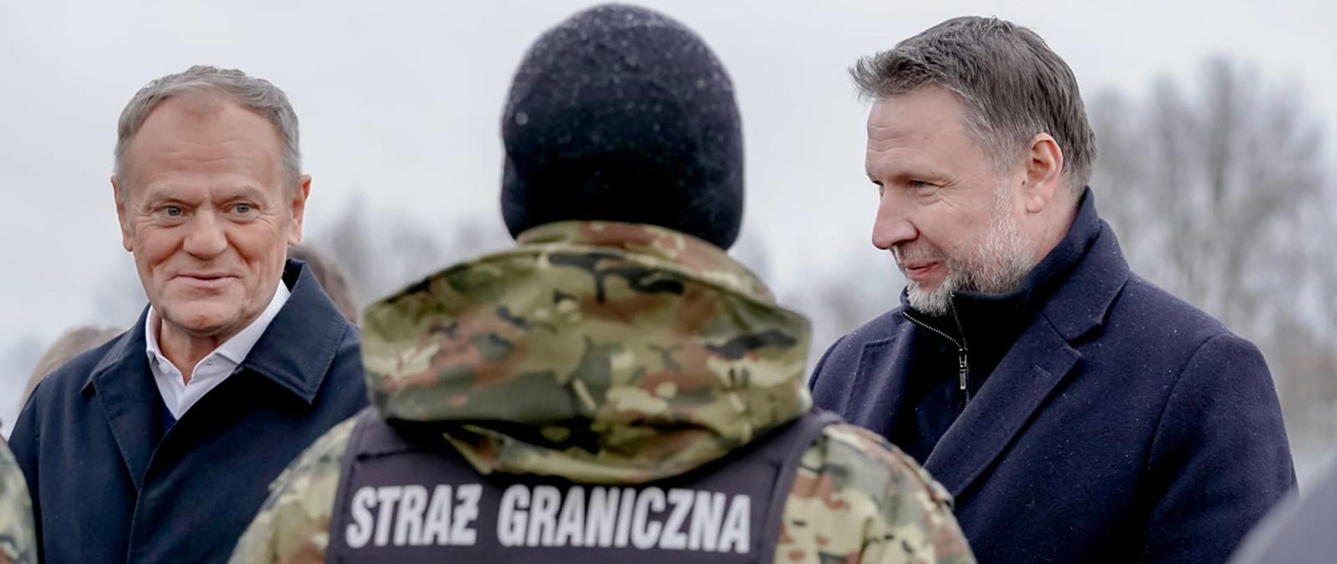 Premier Donald Tusk i minister Marcin Kierwiński w trakcie spotkania z funkcjonariuszem Straży Granicznej
