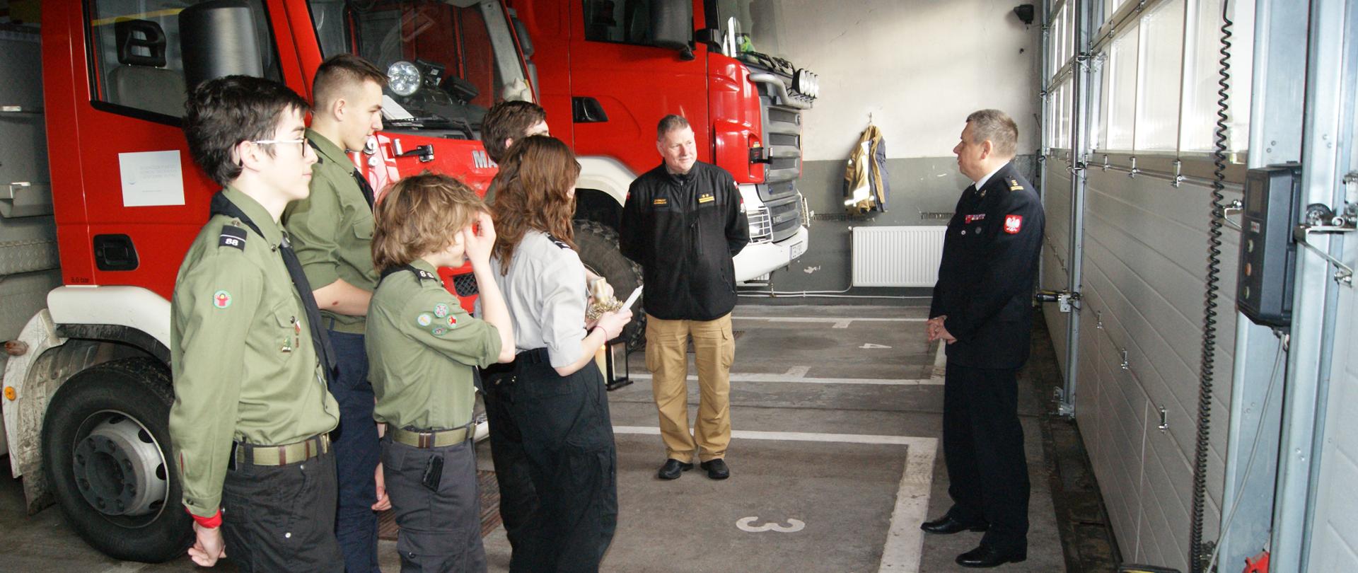 Przekazanie Betlejemskiego Światełka Pokoju przez harcerzy dla KM PSP w Koszalinie, spotkanie w obecności dowódcy JRG2