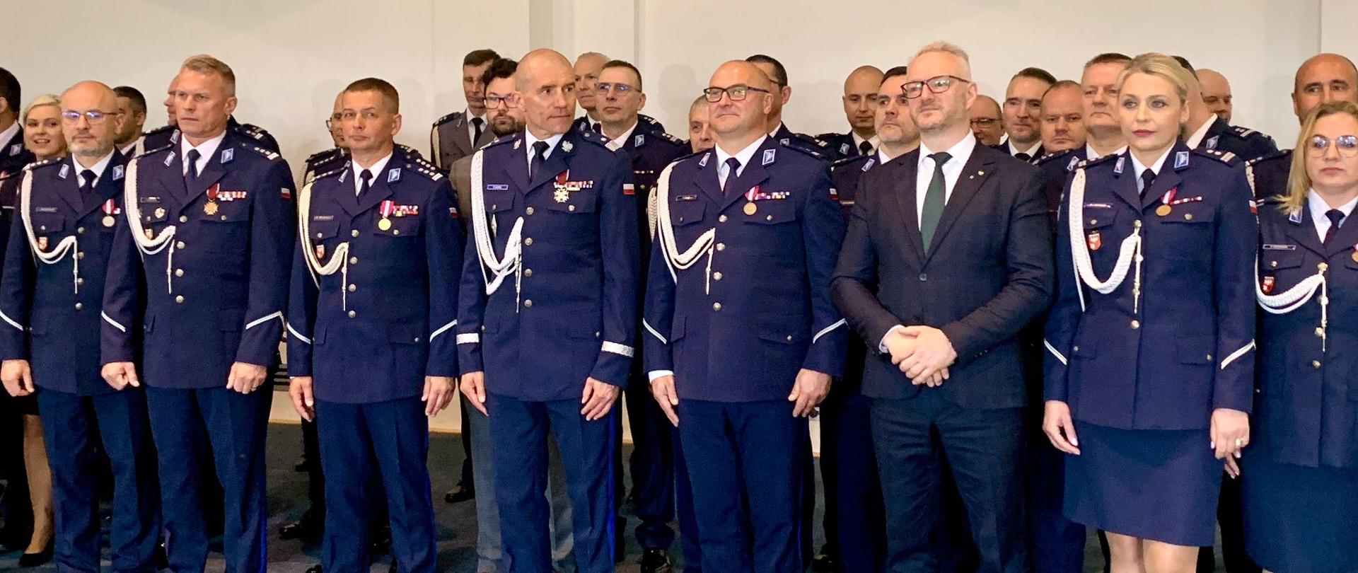 Wojewoda Warmińsko-Mazurski Radosław Król pogratulował insp. Mirosławowi Elszkowskiemu powołania na stanowisko Komendanta Wojewódzkiego Policji w Olsztynie.