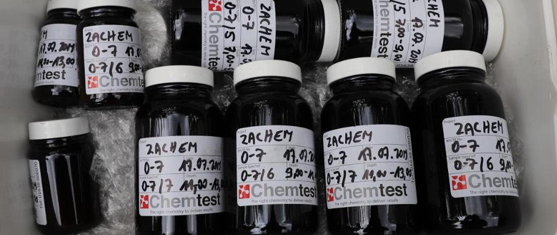 W plastikowym pudełku leżą słoiczki z opisanymi próbkami