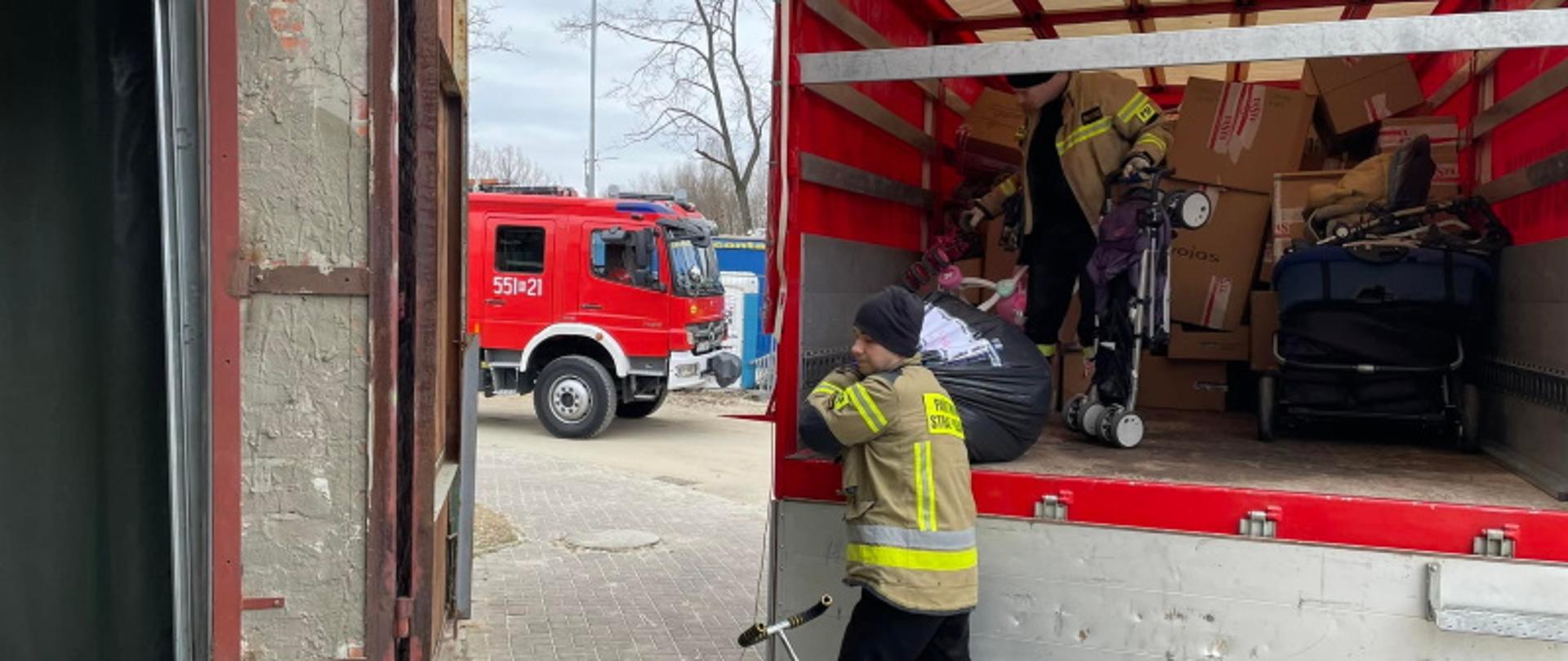 Funkcjonariusze PSP pomagają przy rozładunku darów dla uchodźców