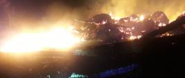 Zdjęcie zrobione podczas pożaru Stodoły. Zawalona konstrukcja oraz palące się baloty.