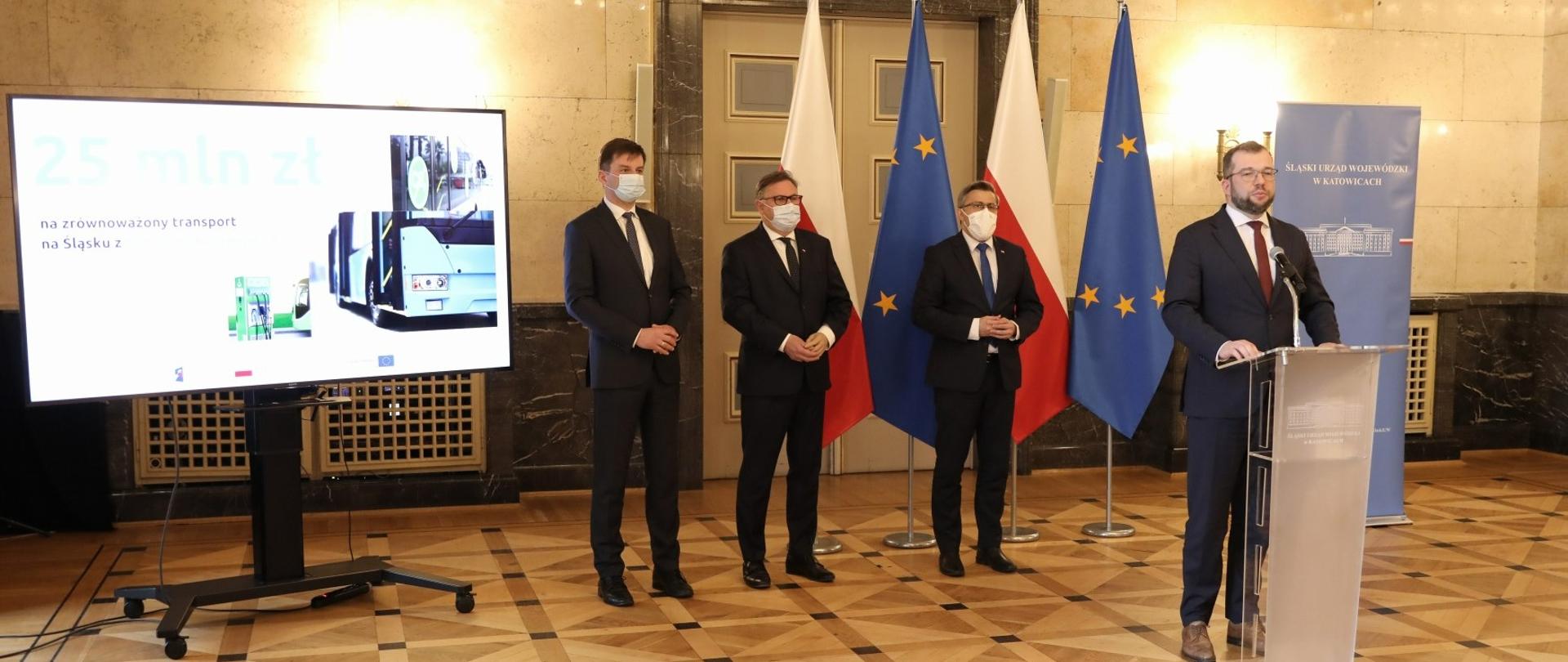 Minister Grzegorz Puda mówi do mikrofonu, za nim pozostali uczestnicy uroczystości