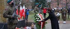 Wiązankę kwiatów pod Pomnikiem Żołnierzy Wyklętych składa Marszałek Sejmu Elżbieta Witek