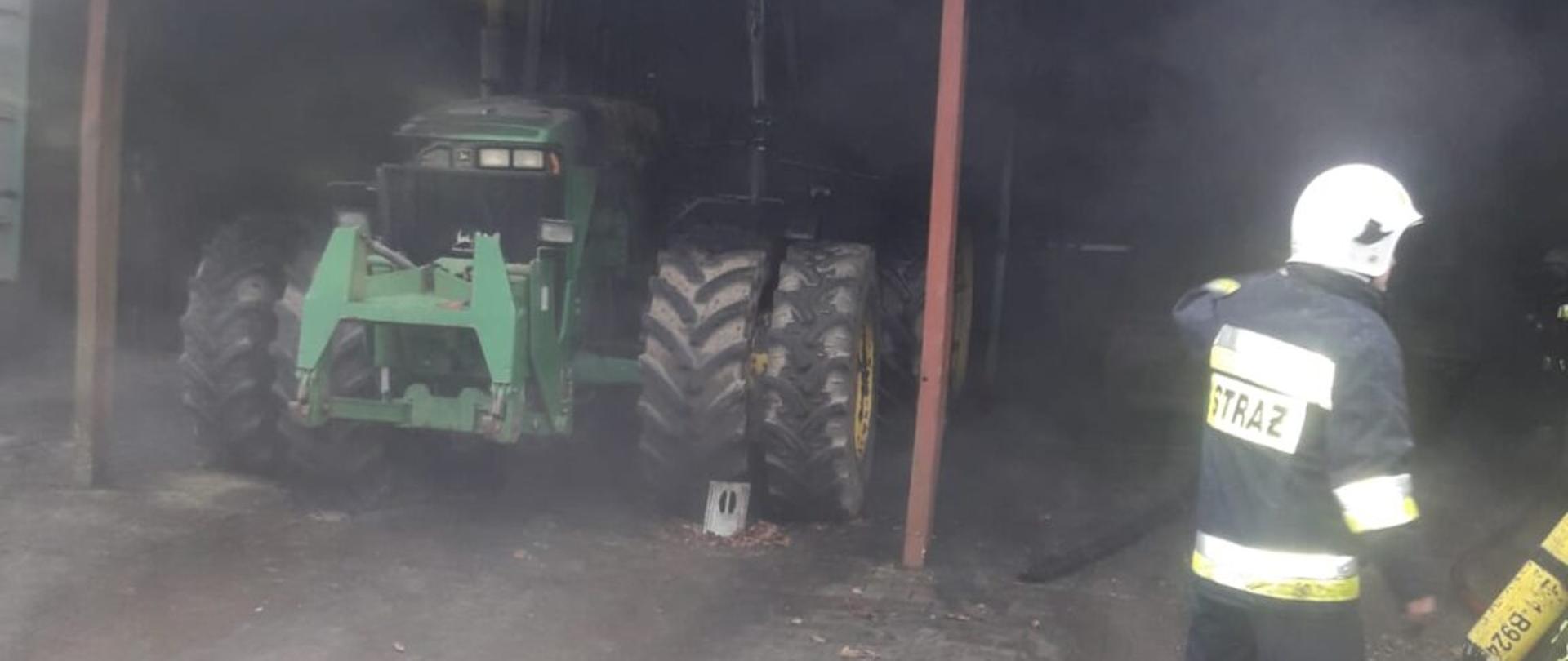 Spalona wiata - widoczny ciągnik rolniczy pod metalową wiatą