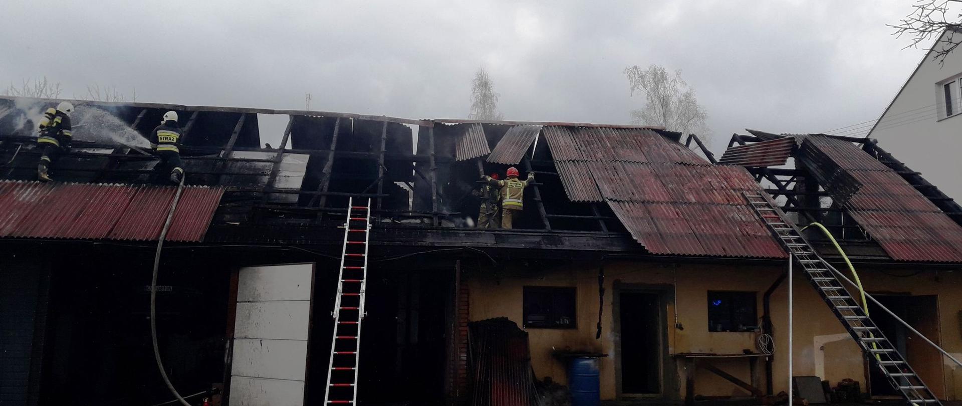 Strażacy gaszą budynek gospodarczy