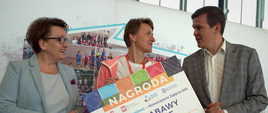 Minister wręcza nagrodę