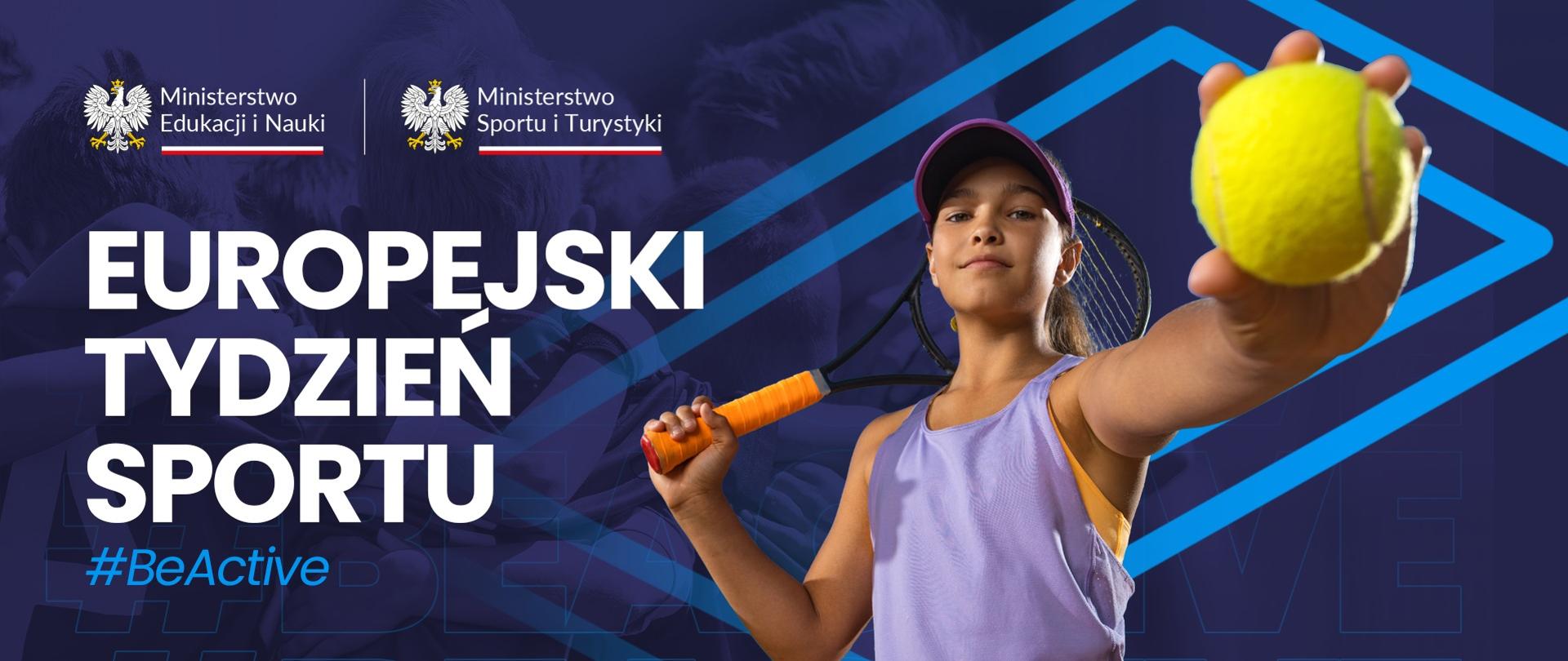 Młoda dziewczyna z tenisową rakietą z jednej ręce, a piłeczką w drugiej, obok napis Europejski Tydzień Sportu.