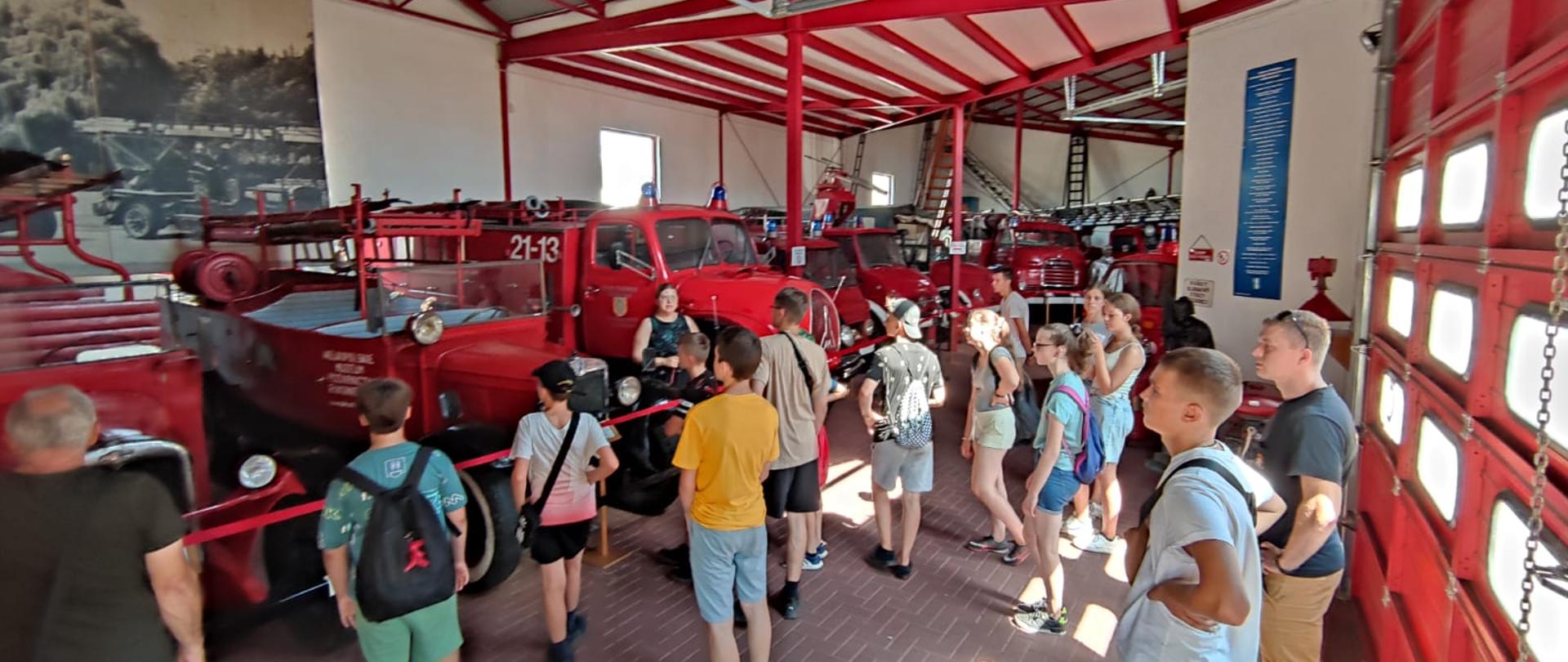 Uczestnicy obozu podczas zwiedzania muzeum w Rakoniewicach.