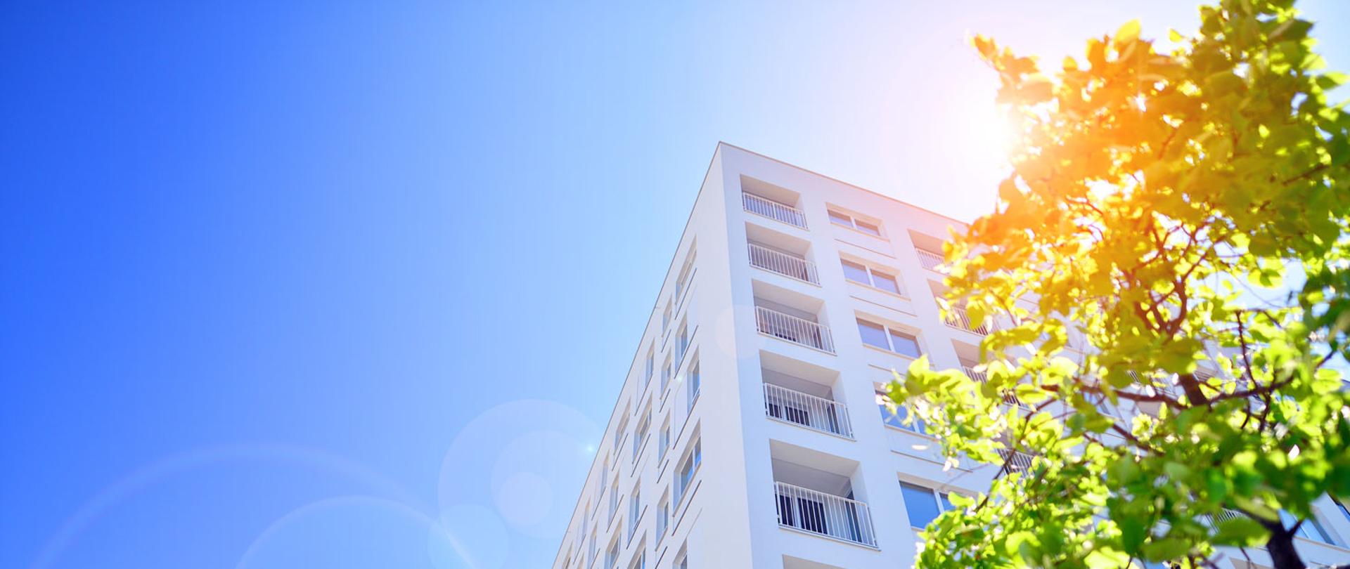 Widok na blok mieszkalny 