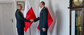 Pomorski komendant wojewódzki Państwowej Straży Pożarnej wręcza strażakowi akt powołania na stanowisko zastępcy komendanta powiatowego Państwowej Straży Pożarnej w Wejherowie. 