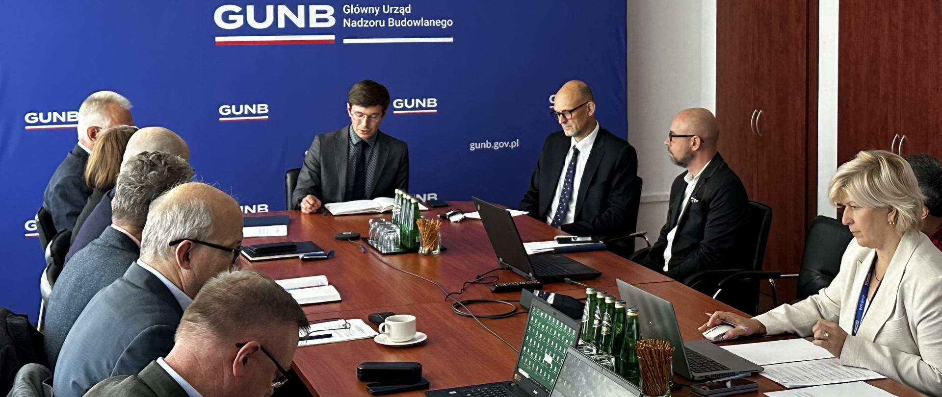 Kierownictwo GUNB i Członkowie Rady Wyrobów Budowlanych podczas posiedzenie w siedzibie GUNB