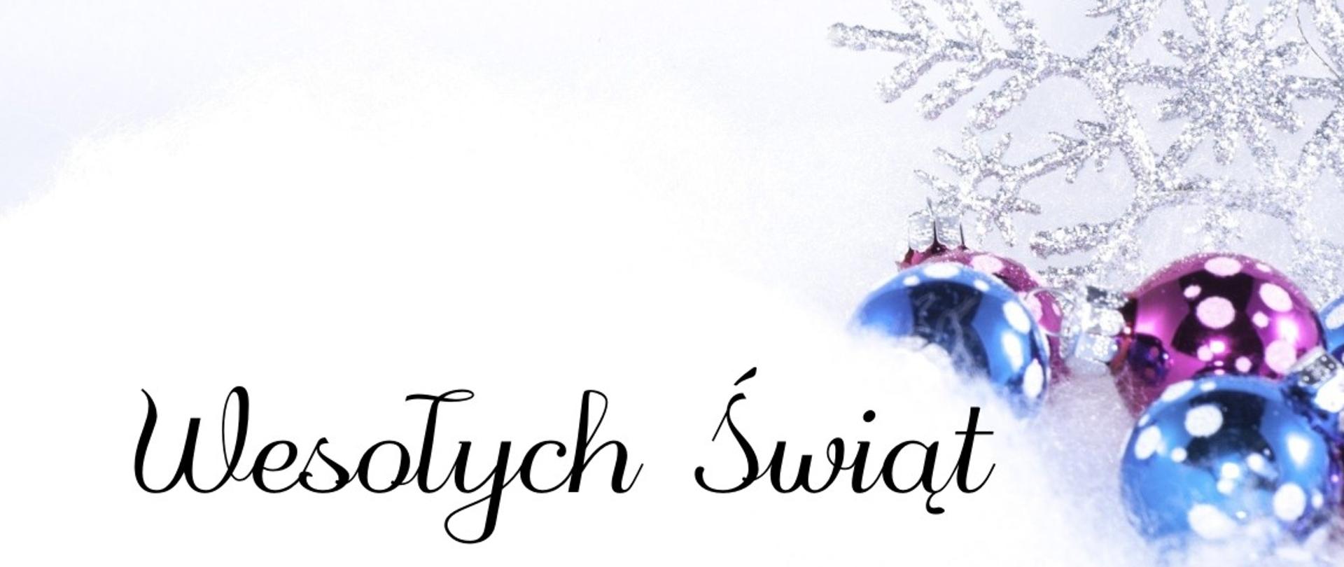 życzenia wesołych świąt w tle bombki i śnieżynka