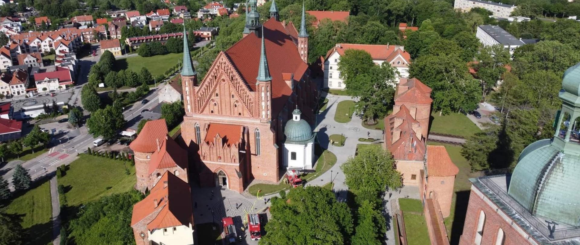 Zdjęcie zrobione z góry, dronem. Na dole katedra. W tle część miasta.