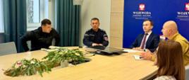 grupa ludzi, w tym wicewojewoda rozmawiają