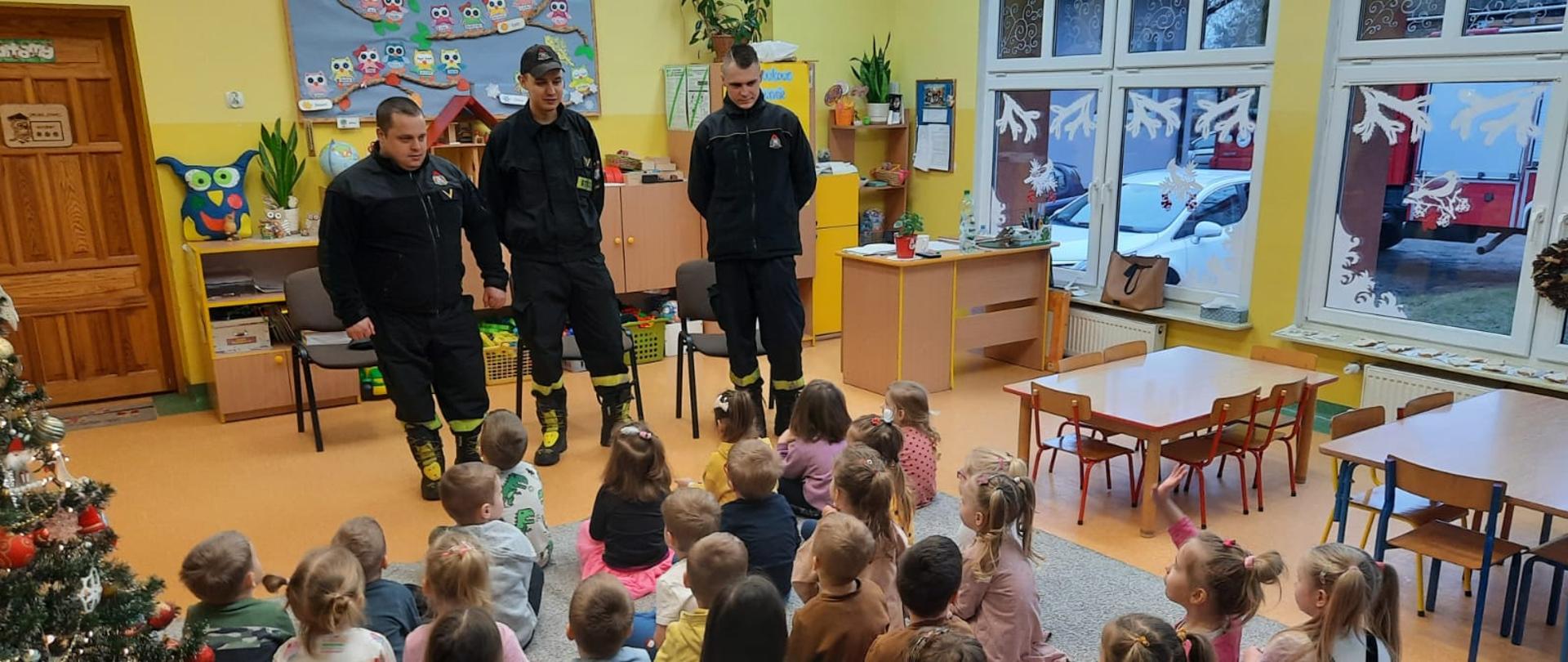 Strażacy opowiadający dzieciom o bezpieczeństwie w czasie ferii