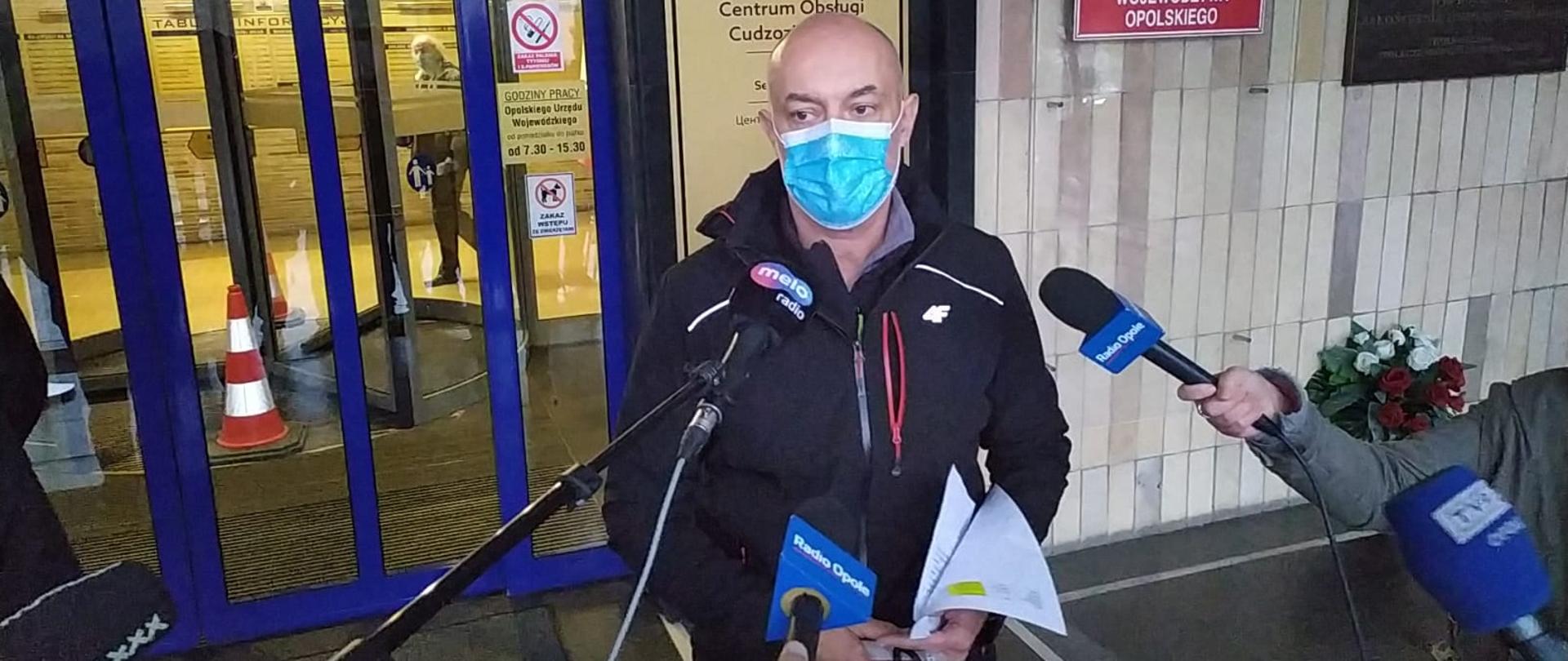 Wojewoda opolski Adrian Czubak podczas konferencji prasowej dotyczącej aktualnej sytuacji hydrologicznej w regionie