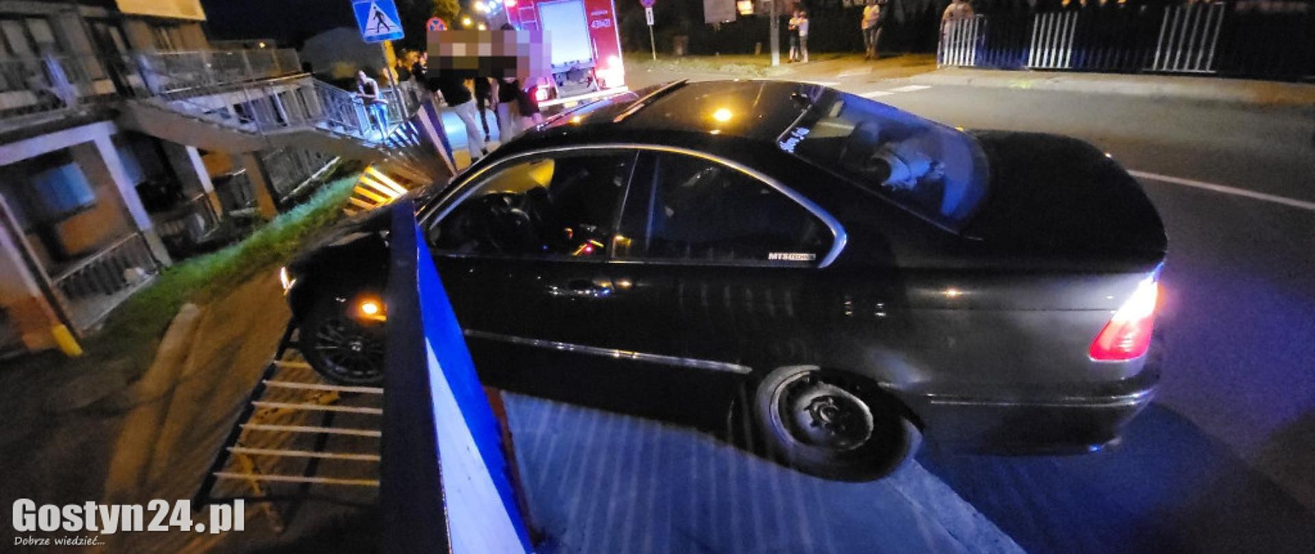 Wypadek samochodu osobowego, który uderzył w barierki. W tle stoi samochód pożarniczy.