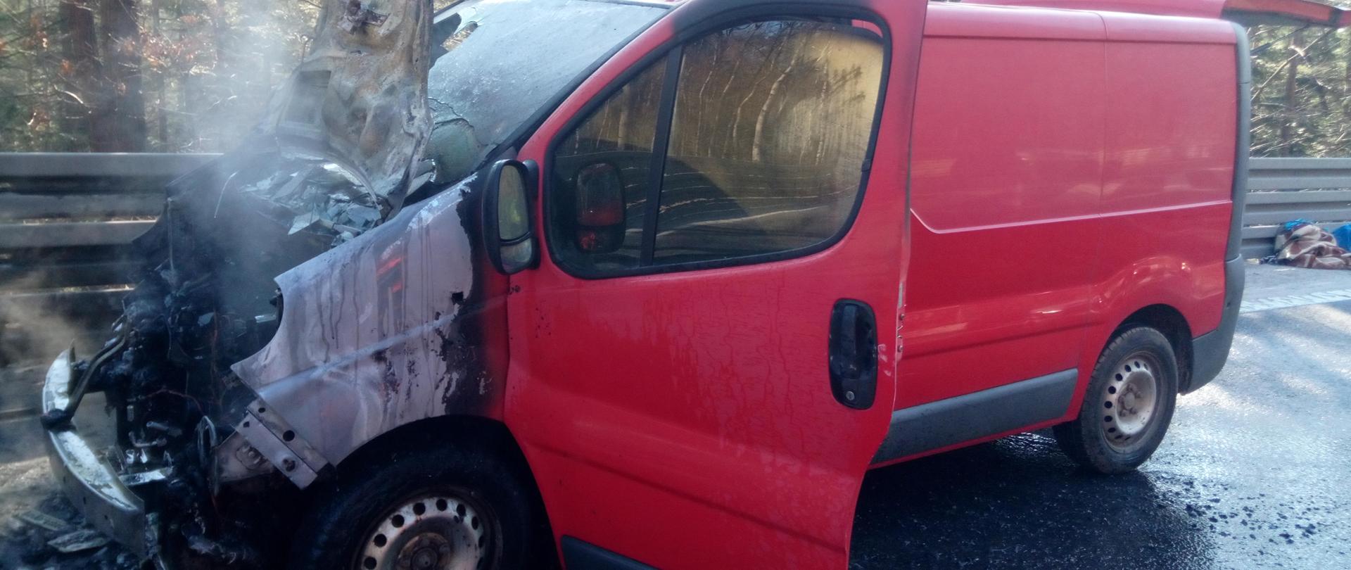 Zdjęcie przedstawia zniszczony przez ogień samochód dostawczy. 