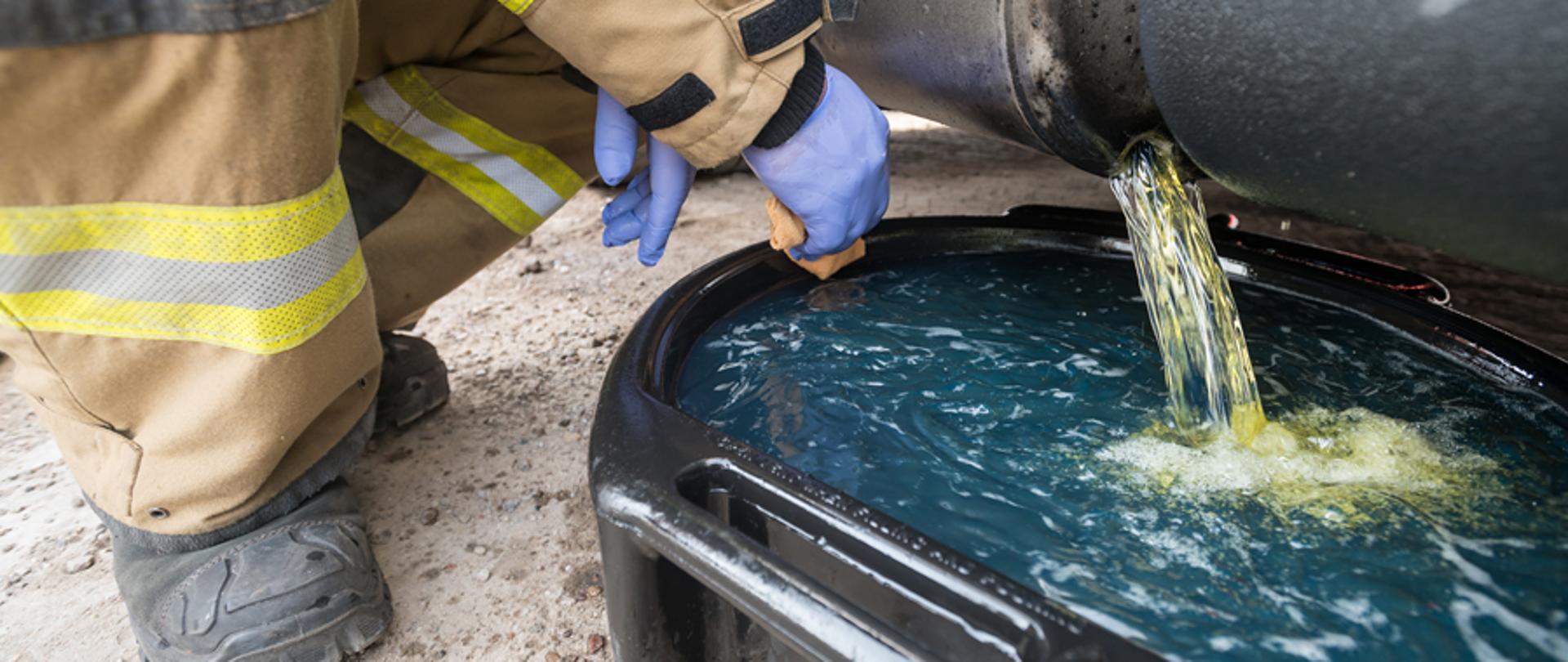 Uszkodzony zbiornik paliwa samochodu ciężarowego w Janowie