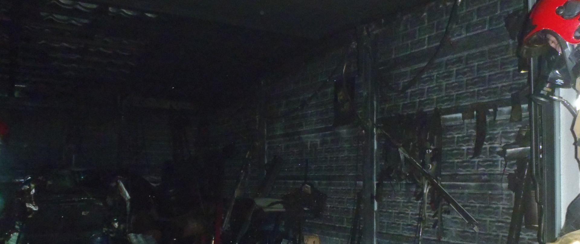 Zdjęcie przedstawia spalony garaż 