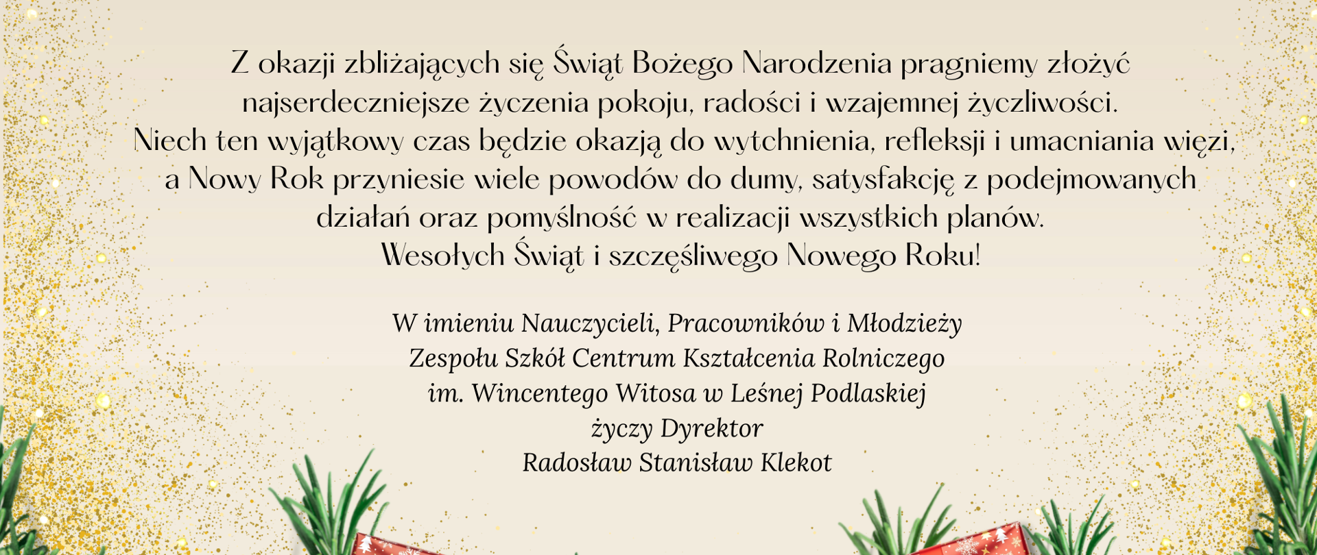Kartka o złotym tle. Ozdobiona czerwonymi i zielonymi prezentami i zielonymi gałązkami. W środku znajduje się treść życzeń