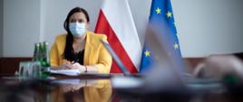 uczestnicząca w konferencji wiceminister Małgorzata Jarosińska-Jedynak patrzy w stronę monitora