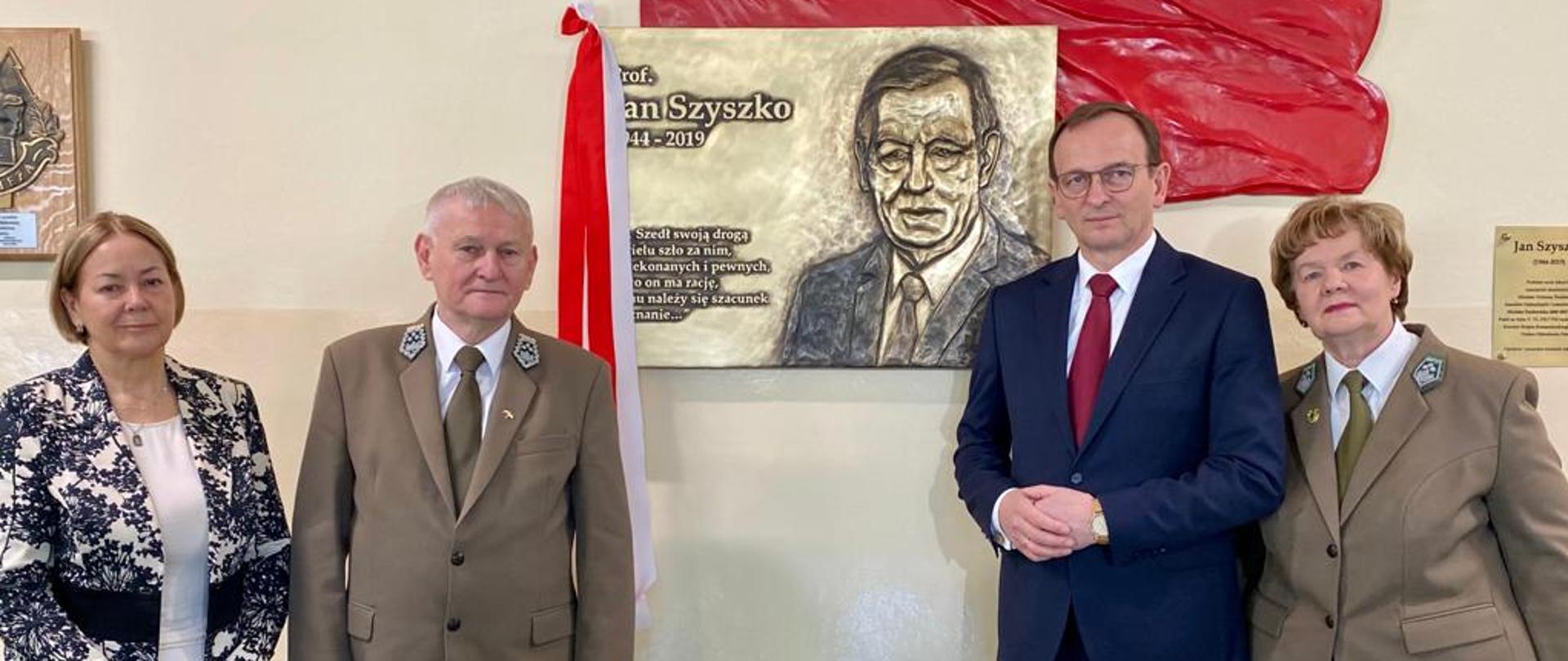 Wiceminister Edward Siarka na odsłonięciu tablicy pamiątkowej prof. Jana Szyszko w Białowieży