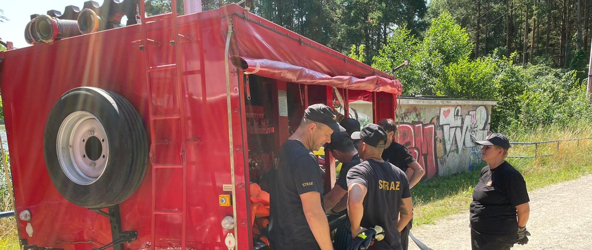 Strażacy przy zestawie pompowym podczas omówienia teoretycznego 