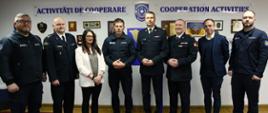 Grupa przedstawicieli służb ratowniczych i instytucji stoi do wspólnego zdjęcia na tle tablicy z napisem „Cooperation Activities”.