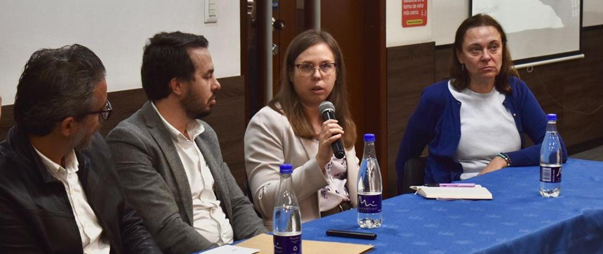 Participación de Katarzyna Cholewińska en el panel de la conferencia.