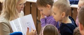 Dzieci oglądające rysunek zębów