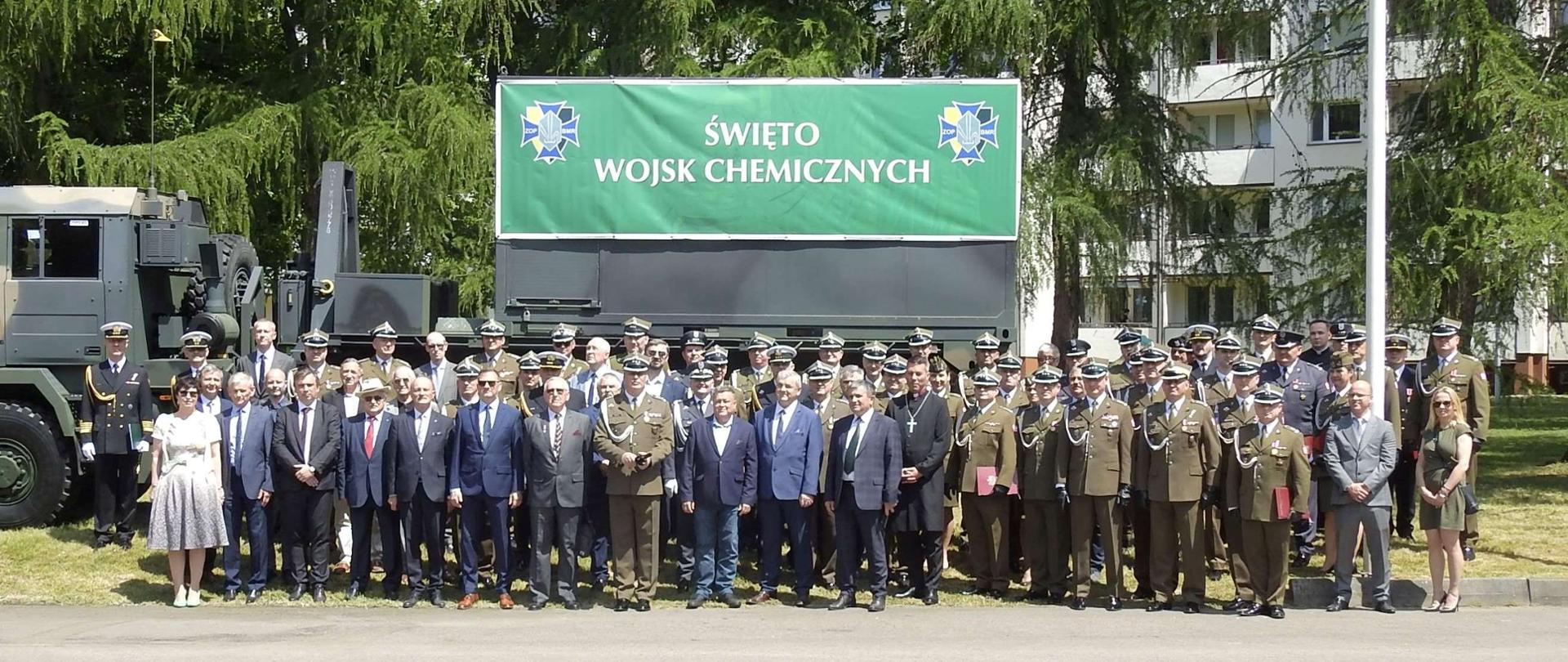 Centralne obchody Święta Wojsk Chemicznych 2023r. Zdjęcie pamiątkowe zaproszonych gości i uczestników.