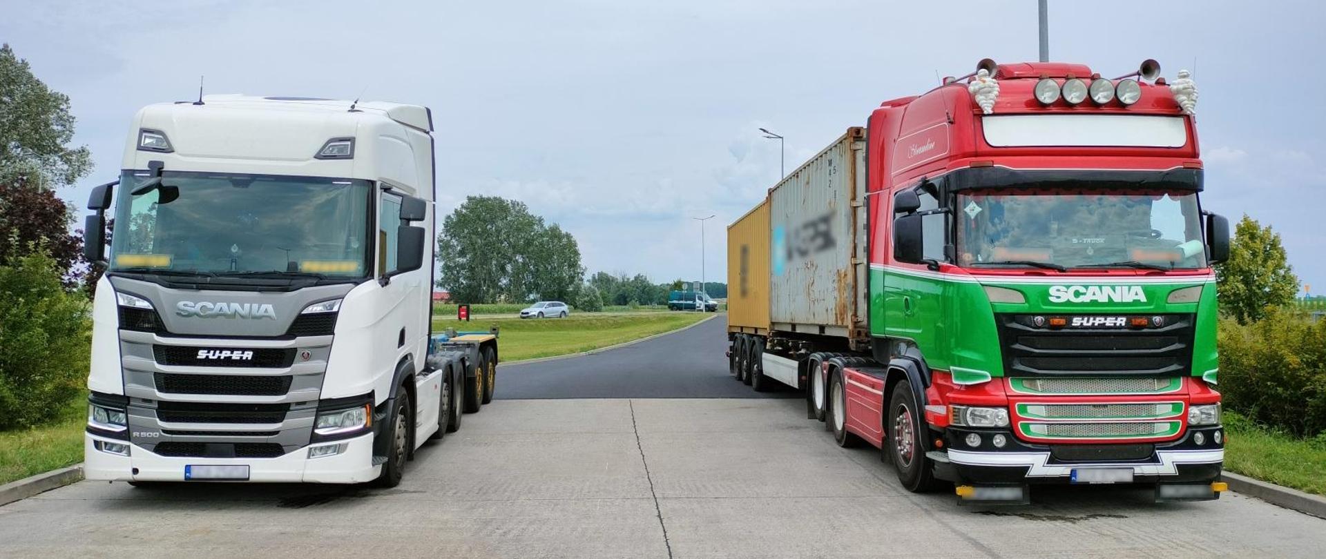 Na parkingu stojące dwa pojazdy ciężarowe, zatrzymane do kontroli.