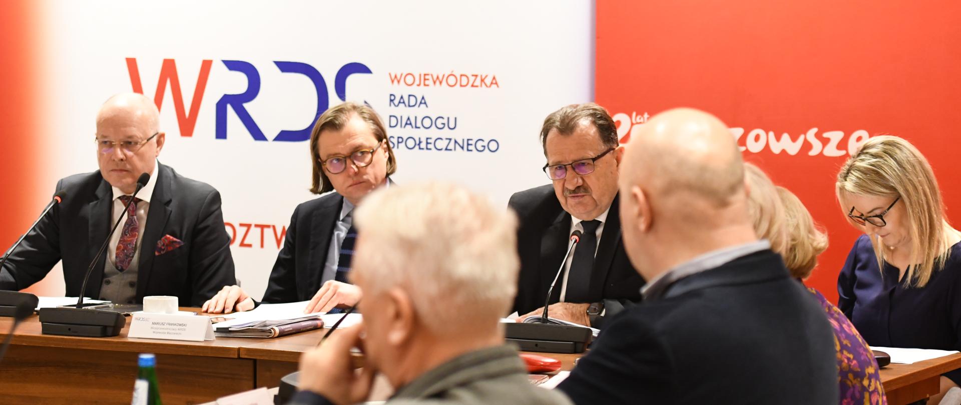 Na zdjęciu widać kobiety i mężczyzn