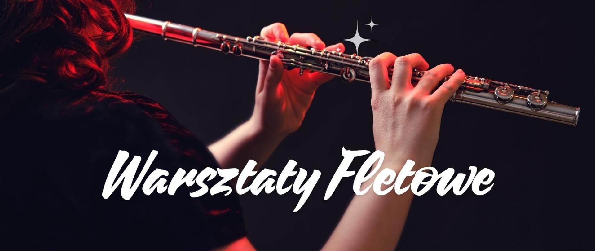 Baner przedstawia kobietę grającą na klecie poprzecznym, widać tylko część sylwetki kobiety oraz cały instrument wraz z dłońmi wykonawczyni. Po środku banera biały napis.