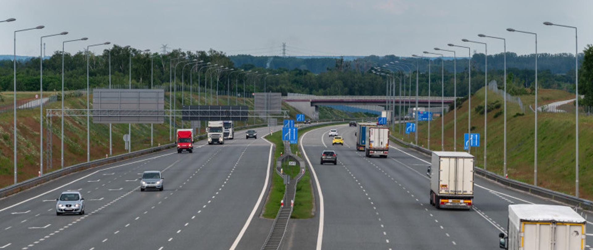 Autostrada A2 - Łódź Północ. Widok z wiaduktu. Widoczny ruch pojazdów na trasie.