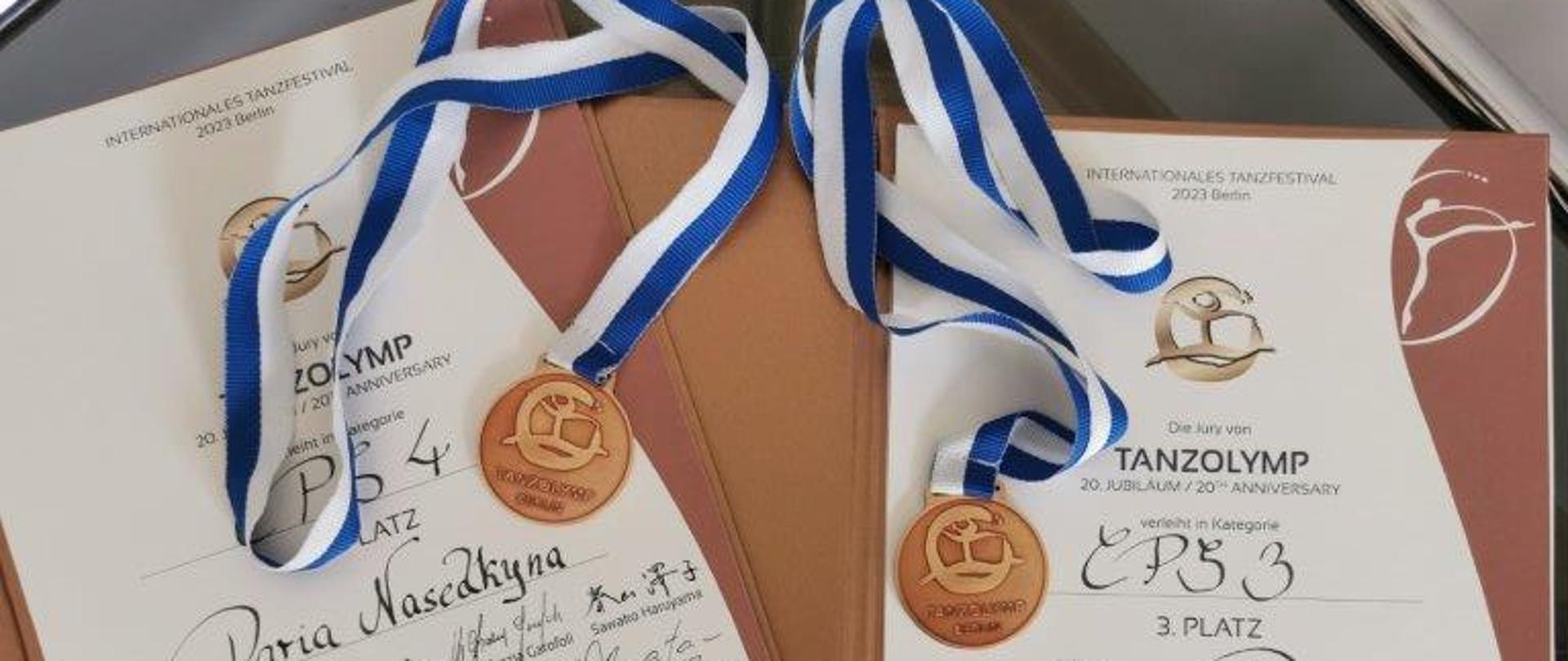 Zdjęcie dyplomów oraz brązowych medali naszych finalistów 