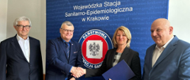 Na zdjęciu widoczny Małopolski Państwowy Wojewódzki Inspektor Sanitarny, Andrzej Hawranek w obecności dr n. med. Pawła Grzesiowskiego, Głównego Inspektora Sanitarnego oraz Maciej Klima zastępca Małopolskiego Państwowego Inspektora Sanitarnego powołał Panią Beatę - Elżbietę Suchanik na stanowisko Państwowego Powiatowego Inspektora Sanitarnego w
Myślenicach.