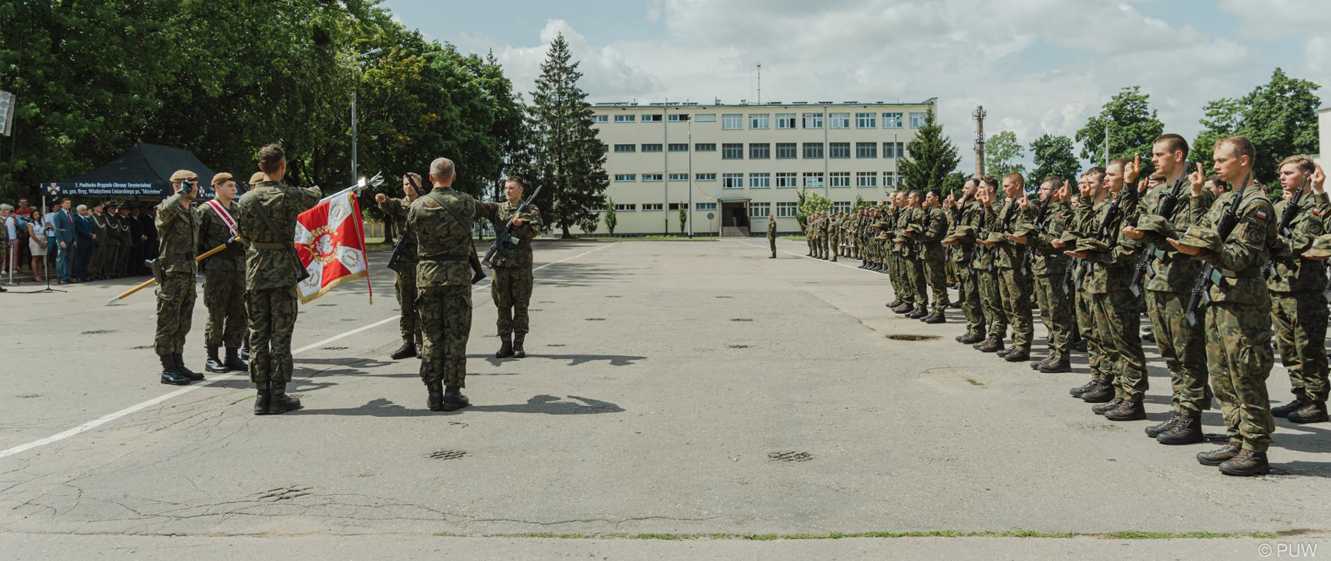 Pierwsza z przysiąg wojskowych w ramach projektu "Wakacje z WOT" w Podlaskiem