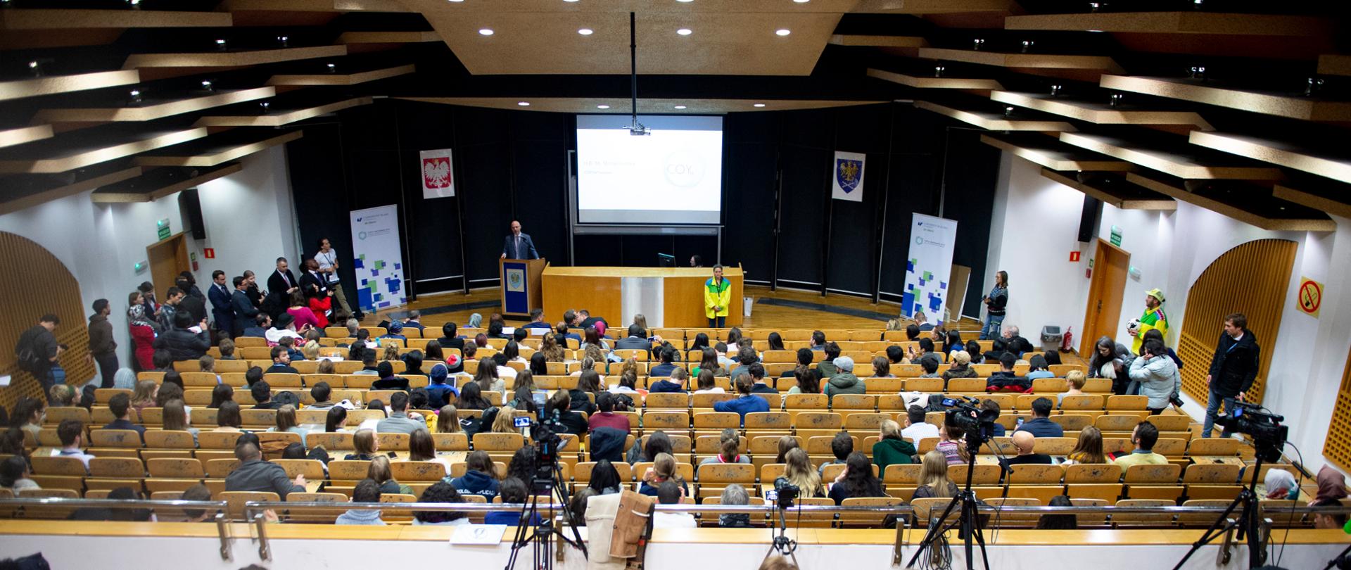 Widok sali, przemawia wiceminister Kurtyka