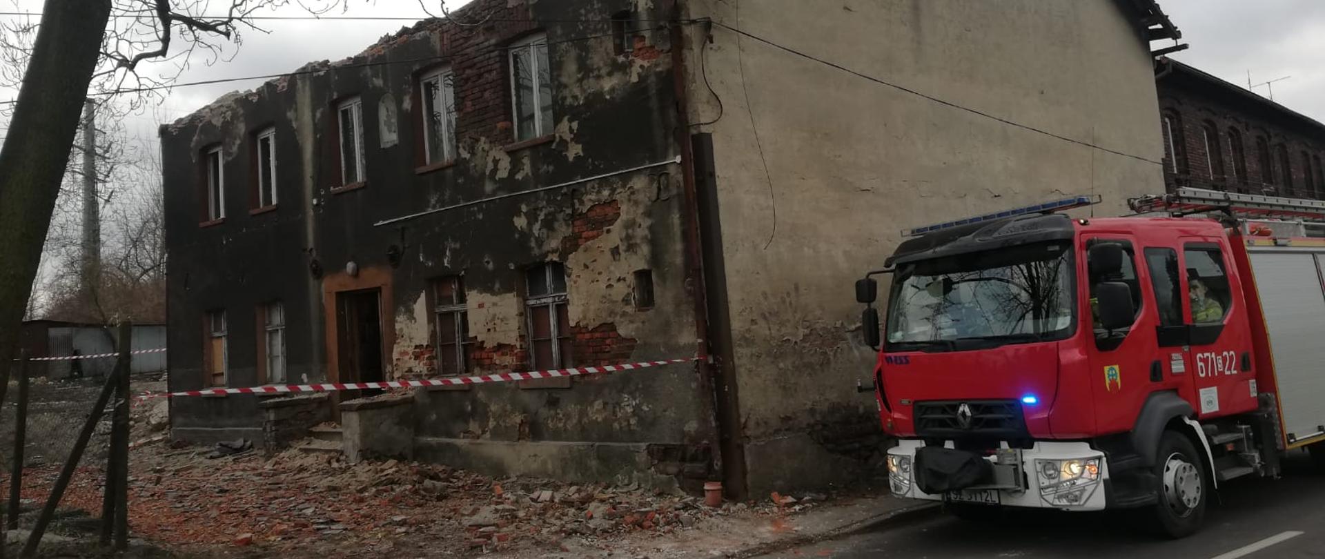 Zdjęcie przedstawia zawalenie się ściany budynku przy ul. Korczoka w dniu 17.03.2021 r.