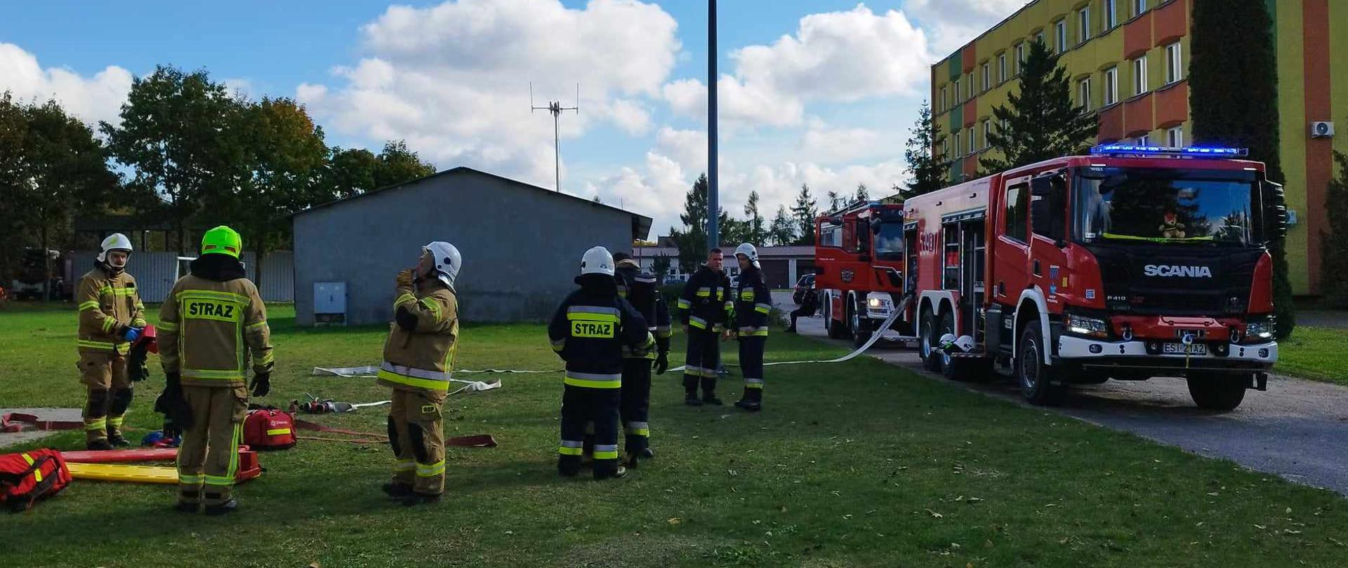 Na zdjęciu widzimy strażaków Ochotniczej Straży Pożarnej biorących udział w ćwiczeniach ratowniczych. 