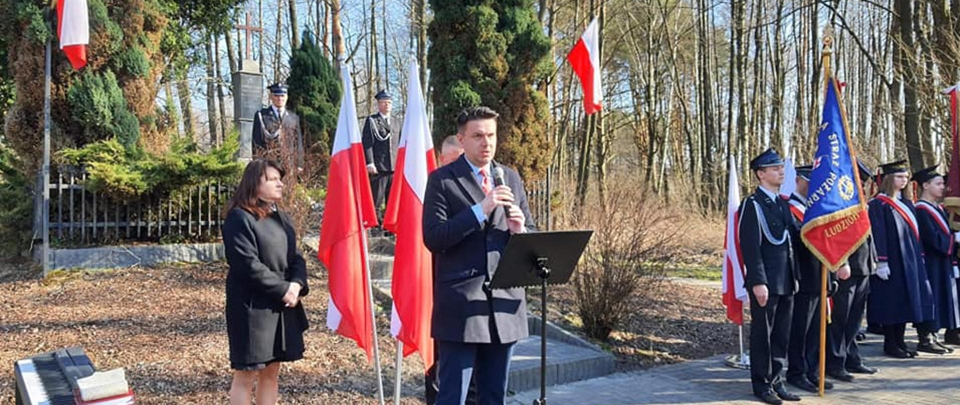 Na zdjęciu Pan Michał Prószyński - Szef Gabinetu Politycznego MSWiA, podczas uroczystej przemowy z okazji apelu upamiętniającego 159. rocznicę bitwy z okresu powstania styczniowego, która miała miejsce na terenie gminy Sobienie-Jeziory w dniach 18/19 marca 1863 roku.